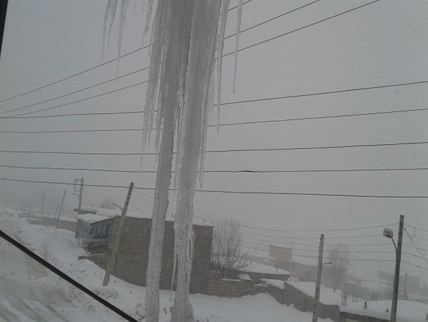 جلوه نمایی قندیل‌های یخی در شهر چلگرد + تصویر
