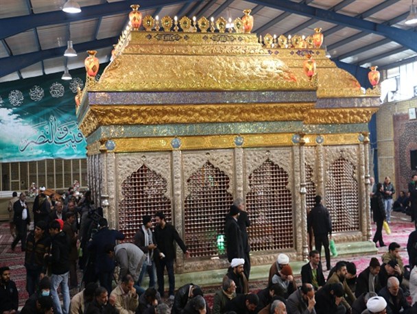 عزاداری مردم قم در کنار ضریح مطهر امامین عسگرین(ع) +تصاویر