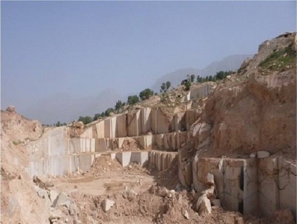 خام فروشی سنگ معادن بلای جان اقتصاد چگنی/معارضین محلی مانع استقرار شهرک فرآوری سنگ
