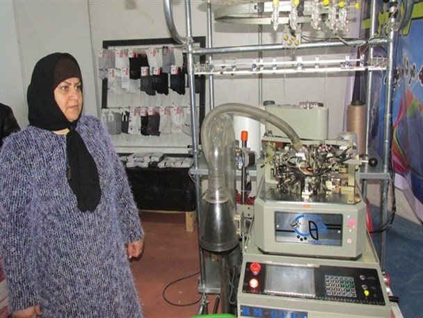 موفقیت بانوی کارآفرین با رویکرد اقتصاد مقاومتی/شروع فعالیت اقتصادی؛ با راه‌اندازی کارگاه جوراب‌بافی