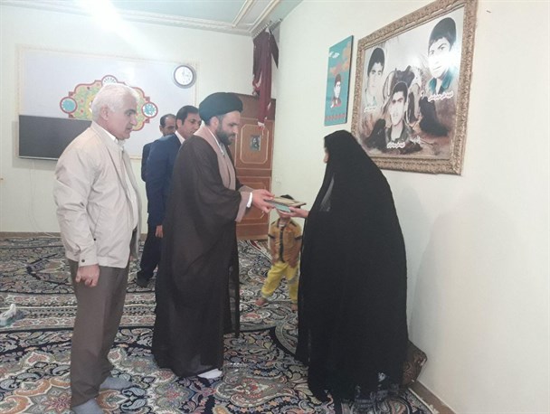 دیدار مدیرکل ارشاد استان و مسئولان با هنرمندان و خانواده شهدای چرام +تصاویر