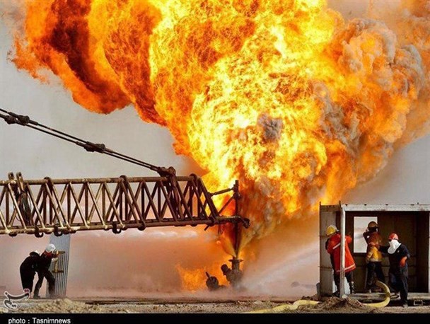 تلاش برای مهار آتش دکل نفتی رگ سفید گچساران همچنان ادامه دارد/آتشی که زور هیچ کس به آن نمی رسد