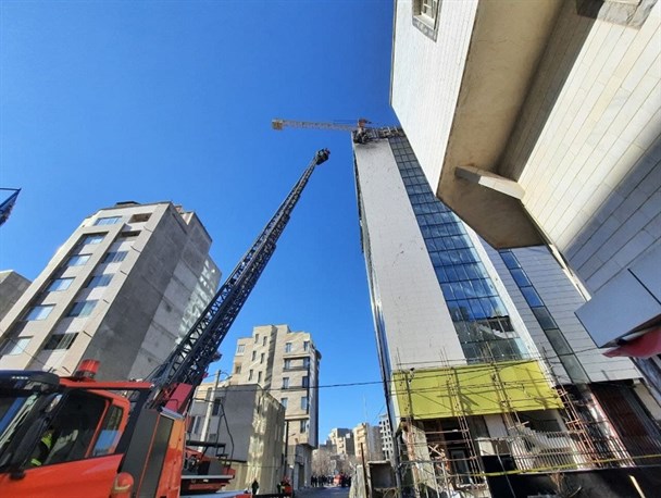 مهار آتش‌سوزی ساختمان تجاری در اردبیل+عکس