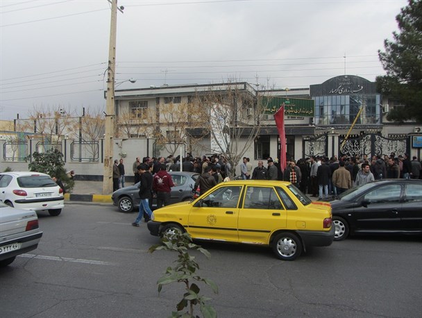تجمع جمعی از بازاریان معترض گرمساری در مقابل فرمانداری