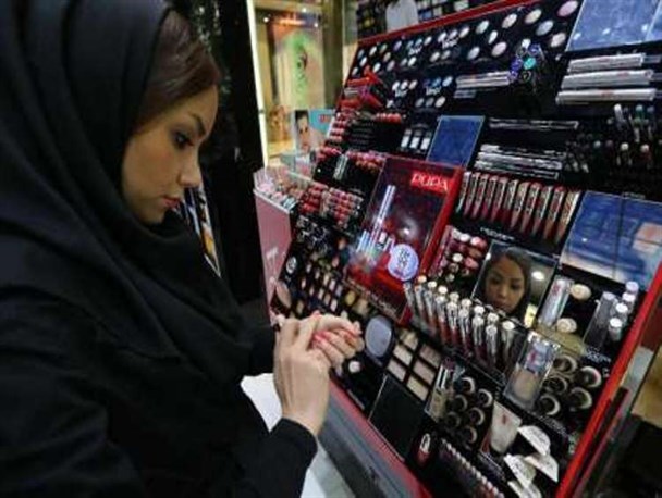 وقتی خود کم بینی در قالب زیبایی های زورکی تجلی می یابد/ آرایش راهی  برای مطرح شدن در جامعه