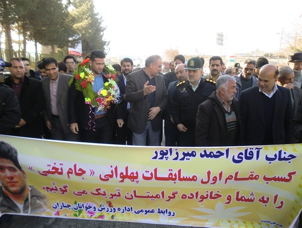 استقبال از قهرمان کشتی پهلوانی رقابت‌های بین‌المللی جام جهان پهلوان تختی+ عکس