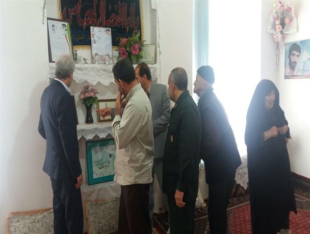 دیدار و تجلیل از خانواده های ایثارگران در آموزش و پرورش شهرستان صحنه + تصویر