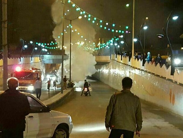 برخورد پیکان با تیر برق و آتش گرفتن آن + تصویر