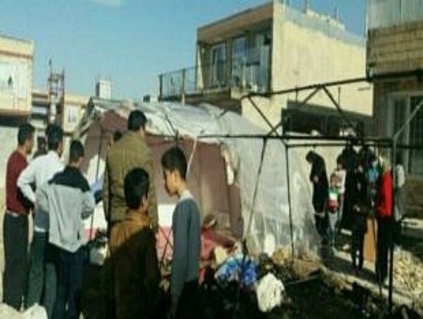 تندباد سبب واژگونی تعدادی از کانکس های زلزله زدگان شد