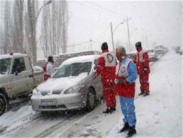 رهاسازی ۱۰۶ خودروی گرفتار در برف و کولاک در استان مرکزی/ امدادرسانی به ۲۹۲ نفر