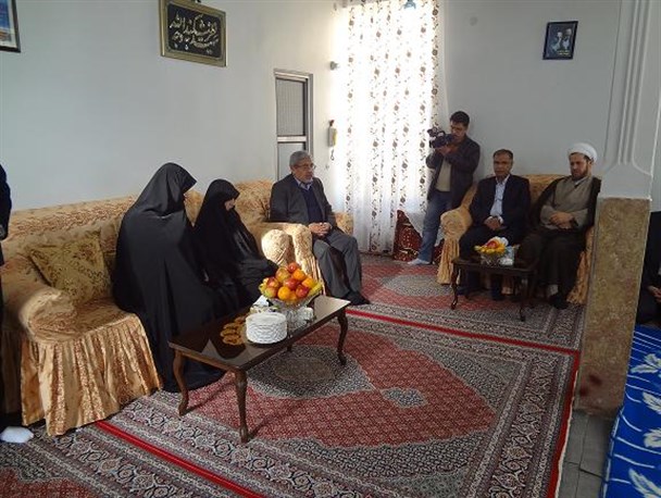 دیدار استاندار آذربایجان غربی با خانواده شهید اسدالله خسروزاده در شاهین دژ