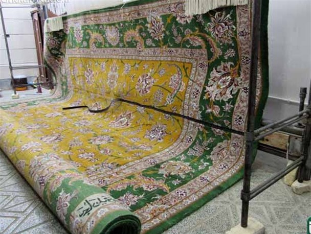رونمایی از فرش دستبافت حرم امام حسین(ع) در خمینی شهر/ تصاویر