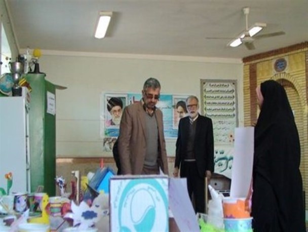 نمایشگاه سازه های دستی دانش آموزان دبستان شهیدچمران جلال آباد آزادشهر با لیوان شیر