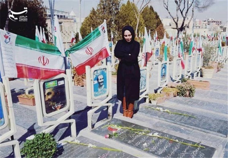 عکس/بازیگر معروف بر سر مزار سرداران شهید