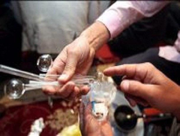 گرایش زیاد زنان معتاد به شیشه/ فریب تبلیغ دروغین شیادان را نخورید