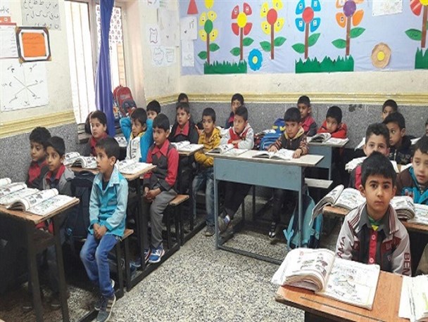 مدرسه شهید میاحی ویس مشکل کمبود نیمکت ندارد