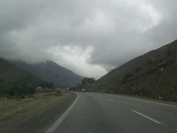 وزش باد و باران در برخی نقاط استان سمنان/‌ترافیک روان در محورهای مواصلاتی استان
