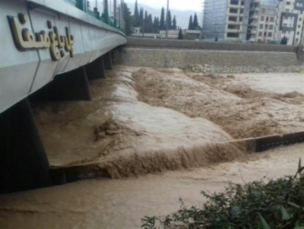 تمام کنارگذرهای رودخانه خشک مسدود شد/آبگرفتگی در ورودی شهرک بزین/زیرگذر زند از سمت دروازه سعدی به چهار زند بسته شد/مرگ یک موتور سوار در سیلاب شیراز