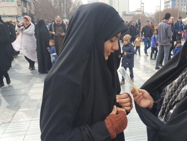 تکریم دختران کودک و نوجوان به خاطر نوع پوشش