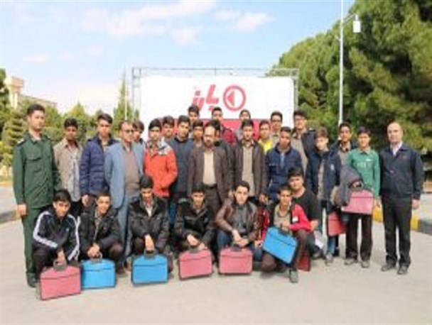 بازدید ۴۰۰ دانش آموز از کارخانه لاستیک سازی در کرمان