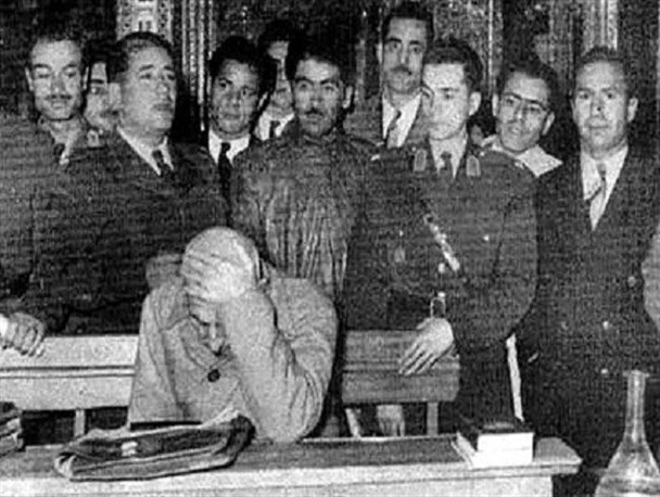 برخی از مسئولین راه حل مشکلات را در دست آمریکا می‌دانند