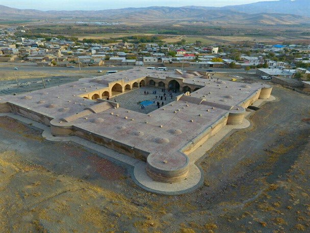 میزبانی فرسفجی ها از مهمانان نوروزی با کاروانسرای 350 ساله شاه عباسی+تصاویر