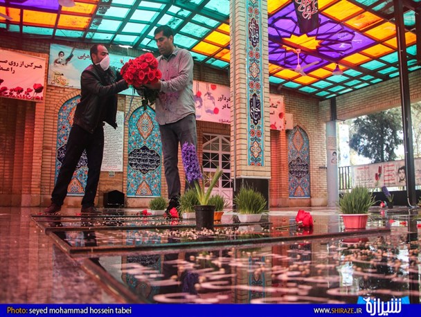 عکس/ مراسم گلباران قبور مطهر شهدای شیراز در آخرین پنجشنبه سال