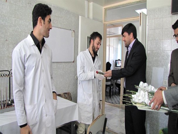 تجلیل بسیج دانشجویی کردستان از فعالان علوم آزمایشگاهی استان/عکس