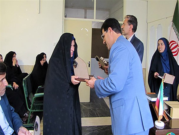 دست اندر کاران مسابقات قرآن، نماز و عترت شهرستان آباده تقدیر شدند