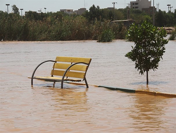 بالا آمدن سطح آب رودخانه کارون در اهواز و زیر آب رفتن پارک ساحلی