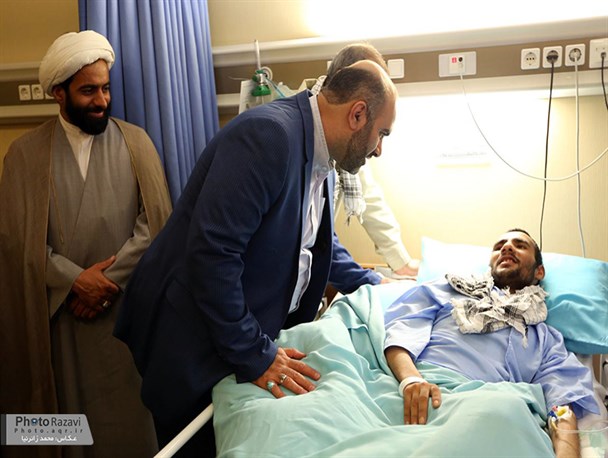 عیادت جمعی از مسئولان و خدام آستان قدس رضوی از جانباز مدافع حرم