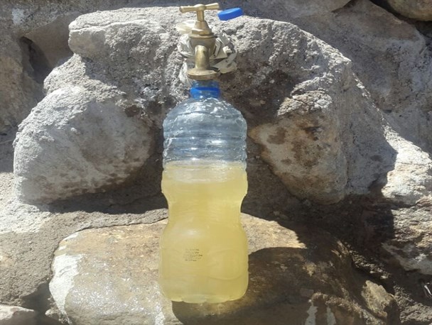 آب روستای صخره ای میمند شهربابک شبیه آبلیمو شد /تصاویر