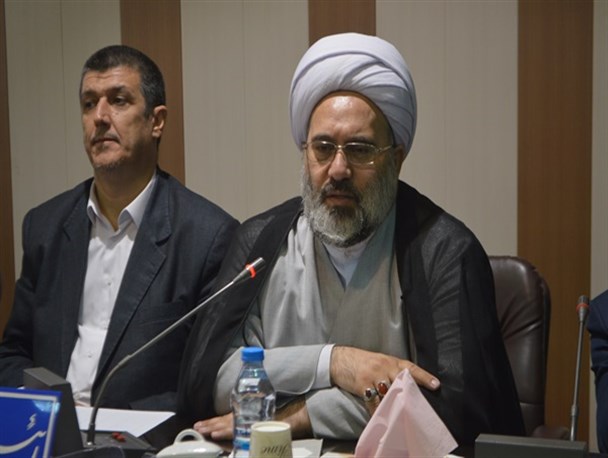کسی که هر روز زیر پرچم یک جناح قرار می گیرد، در تقواپیشگی مشکل دارد/انسان باتقوا هرگز از اصول خود عدول نمی کند/ سخنگویی نداشته و با کسی عقد اخوت نبسته ام