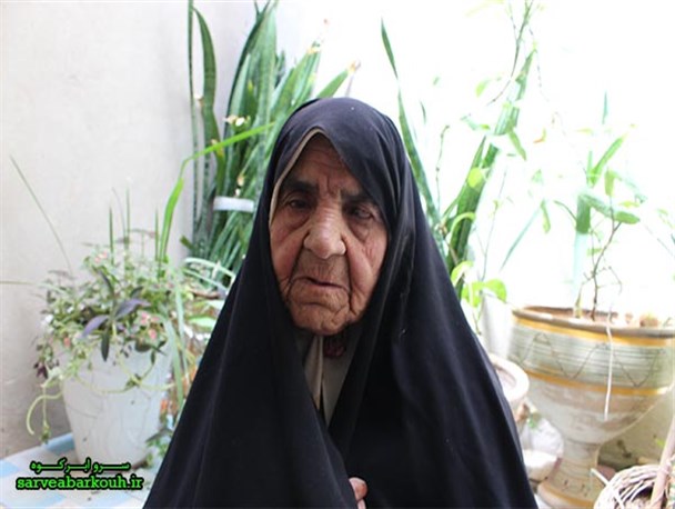تا زمانی که بتوانم روی پایم بایستم، کار می کنم/ توانایی انجام کارهای دختر معلول 50 ساله ام را ندارم