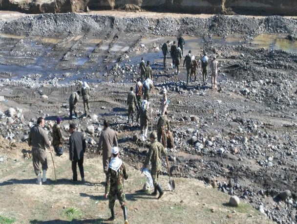 حضور گسترده بسیجیان در جستجوی پیکرهای سیل زدگان