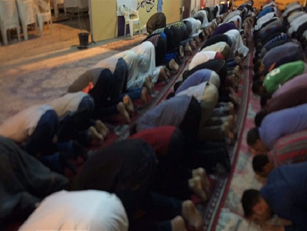 نماز عاشقان در اطراف بیت رهبر+ تصاویر