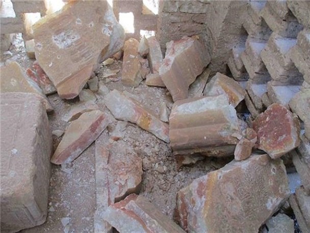 سنگ مقبره امیر اویس اردستان همچنان چشم انتظار مرمت است
