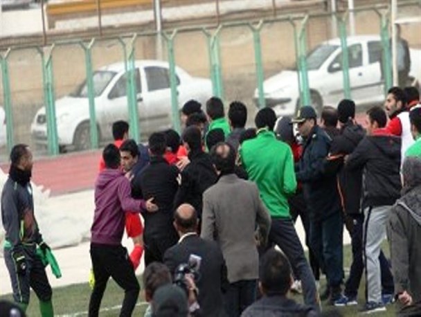 بازیکنان چماق به‌دست و هواداران چاقوکش؛ به کجا می‌رویم؟!