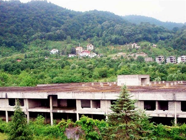 تراژدی 35 ساله ساختمان نیمه کاره پشت بیمارستان رامسر