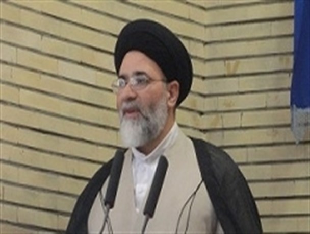 انسانی که ادعای سیاست دارد، نباید به دشمن بگوید ما ضعیف شده‌ایم