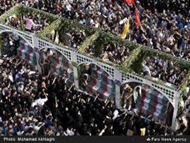 تشییع حماسی 175 شهید غواص موجب شد تا روحیه ی سربازان نظام و مذاکره کنندگان افزایش یابد/ مردم همچنان پیرو ولایت فقیه و شهدا هستند