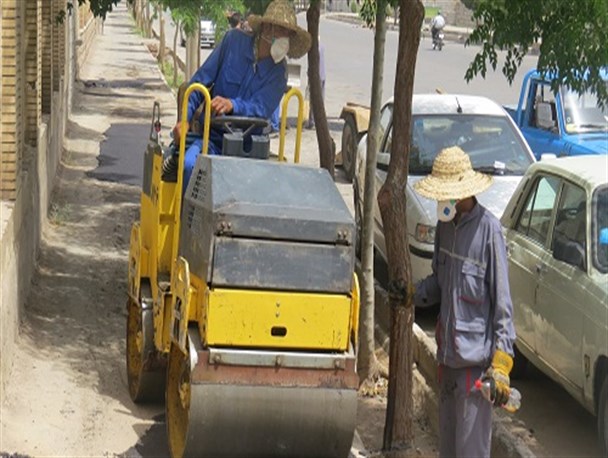 آسفالت خیابان با زبان روزه در گرمای نزدیک به  40 درجه