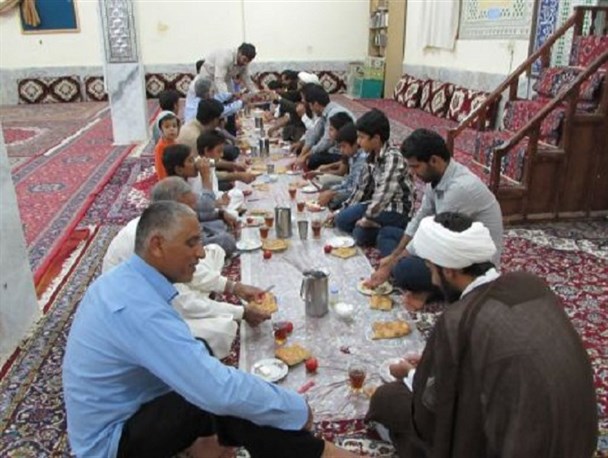گزارش تصویری/ برپایی ضیافت افطاری در مسجد صاحب الزمان(عج) میرجاوه