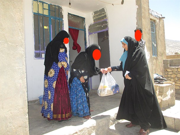توزیع بسته های غذایی خیرین و نمایی از عمق محرومیت در بهمئی+تصاویر