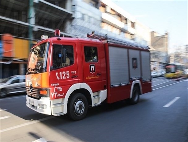 انبار لاستیک در جنوب تهران آتش گرفت