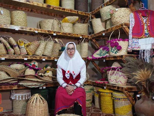 هنری که از پدر به دختر ارث رسید/ بانوی حصیرباف در انتظار باز شدن گره مشکلات