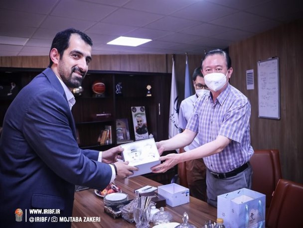 دیدار سفیر چین در ایران با رئیس فدراسیون بسکتبال و هدیه به حامد حدادی / تاکید چانگ هوا بر گسترش روابط ورزشی ایران و چین