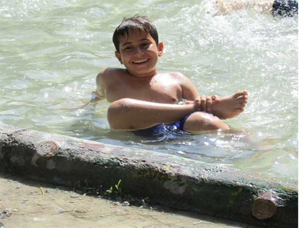 بازی و شنای بچه ها در آب در فصل تابستان + تصاویر