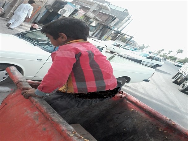 کودکی که کودکی خود را در سطل آشغال جستجو می کنند