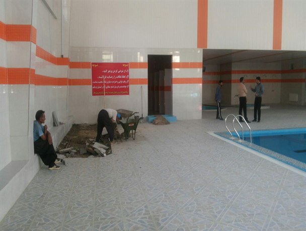 مشکلات استخر فجر سرپلذهاب برای بهره برداری؛ از کم کاری پیمانکار تا نشست کردن بخشهایی از استخر وجکوزی